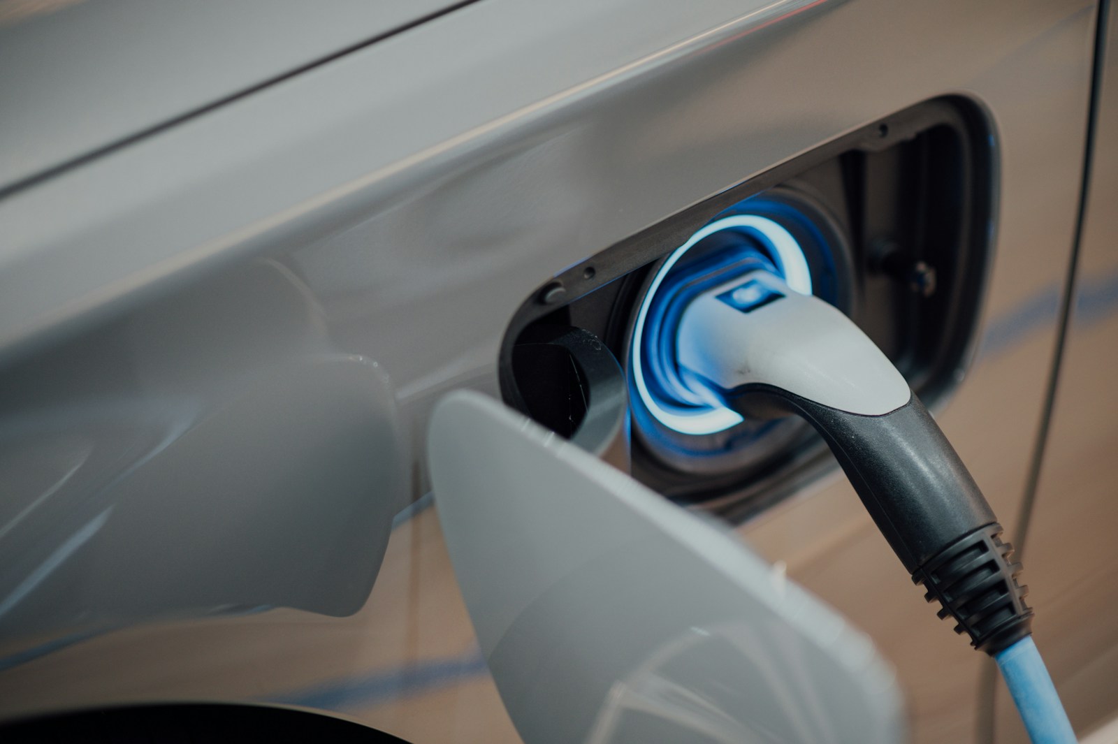 “FLO and GM Introduce Seamless EV Charging Across Canada with Plug and Charge Technology”